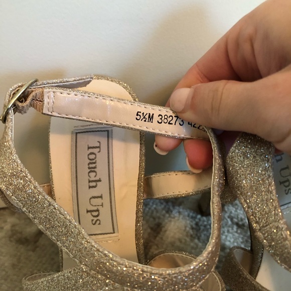 5.5 Touch Ups gold/beige heels - Picture 5 of 5